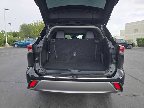 Used 2023 Toyota Highlander Platinum image 16