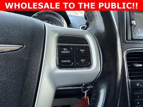 Used 2014 Chrysler Town & Country Touring image 28