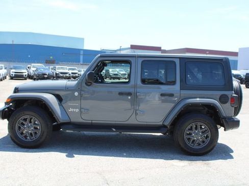 Used 2022 Jeep Wrangler Unlimited Sahara w/ Cold Weather Group AWD/4WD image 7