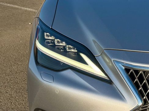 Used 2023 Lexus LS 500h AWD w/ Luxury Package image 14