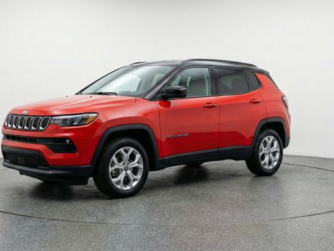 Used 2025 Jeep Compass Latitude image 3