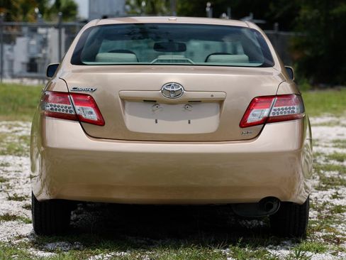 Used 2010 Toyota Camry LE FWD image 7
