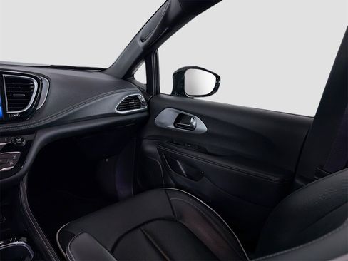 Used 2025 Chrysler Pacifica Limited image 26