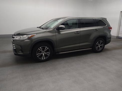 Used 2018 Toyota Highlander LE FWD image 2