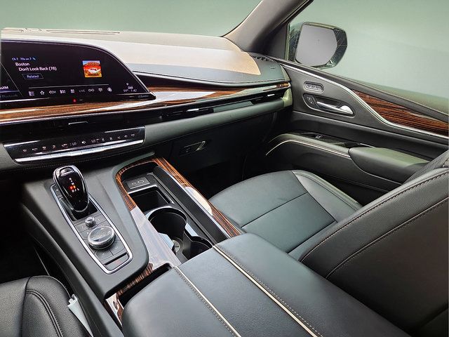 Used 2022 Cadillac Escalade Luxury w/ LPO, Illumination Package AWD/4WD image 13