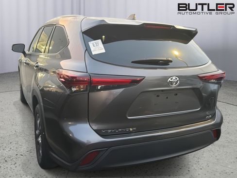 Certified 2024 Toyota Highlander XLE FWD image 10