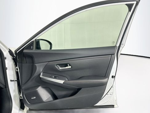 Used 2023 Nissan Sentra SR w/ SR Premium Package FWD image 33