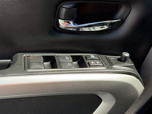 Used 2023 Nissan Titan SV w/ SV Convenience Package AWD/4WD image 16