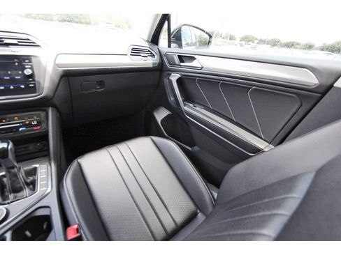 Used 2022 Volkswagen Tiguan SE AWD/4WD image 11