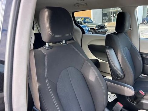 Used 2022 Chrysler Voyager LX image 32