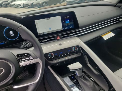 New 2025 Hyundai Elantra Limited image 30