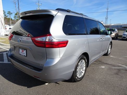 Used 2016 Toyota Sienna XLE image 4