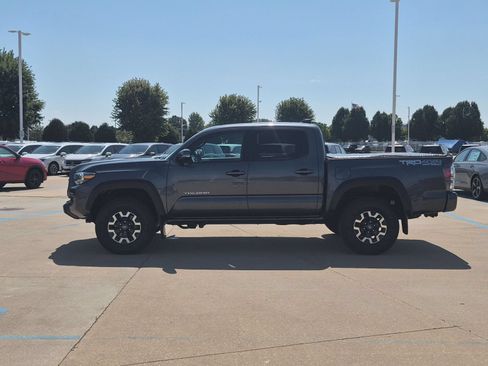 Used 2021 Toyota Tacoma TRD Off-Road w/ TRD Premium Off Road Package AWD/4WD image 9