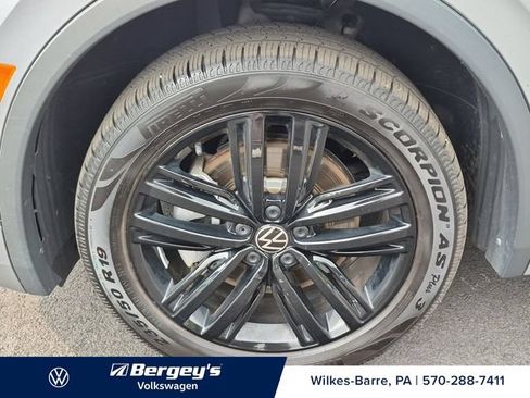 Certified 2022 Volkswagen Tiguan SE R-Line AWD/4WD image 11