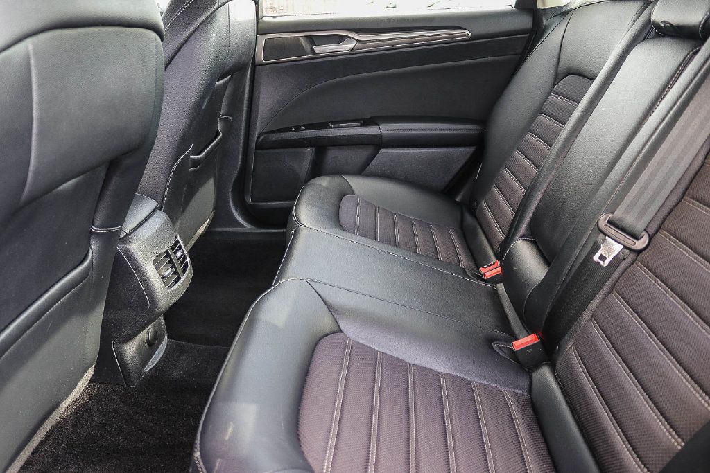 Used 2017 Ford Fusion SE w/ Equipment Group 201A FWD image 19