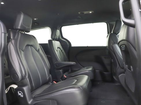 Used 2025 Chrysler Pacifica Select FWD image 13