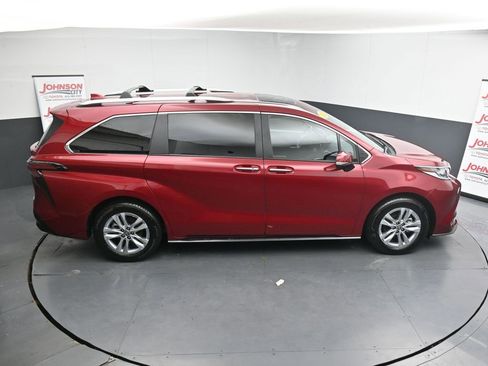 Used 2025 Toyota Sienna Limited image 35