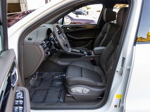 Certified 2025 Porsche Macan image 25