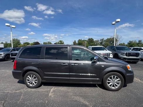 Used 2014 Chrysler Town & Country Touring-L FWD image 4