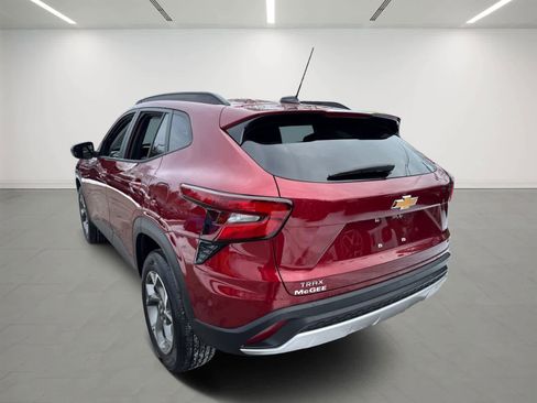 Used 2025 Chevrolet Trax LT w/ Driver Confidence Package image 4