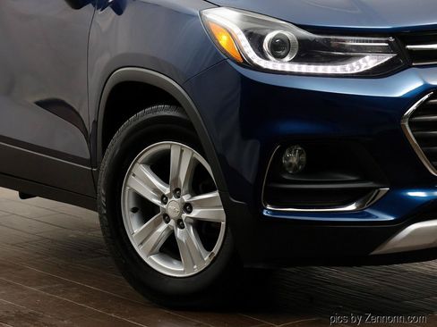 Used 2020 Chevrolet Trax LT w/ LT Convenience Package FWD image 3