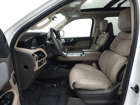Used 2024 Lincoln Navigator Reserve AWD/4WD image 7