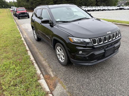 Used 2024 Jeep Compass Latitude AWD/4WD image 2