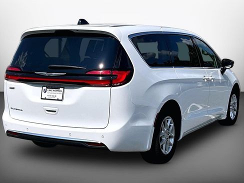 Used 2024 Chrysler Pacifica Touring-L FWD image 8