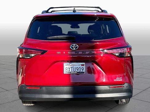 Used 2021 Toyota Sienna XLE image 5