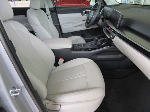 Used 2025 Kia Sorento S w/ Panoramic Sunroof Package FWD image 23