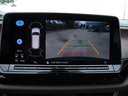 Certified 2025 Volkswagen Atlas SE image 18