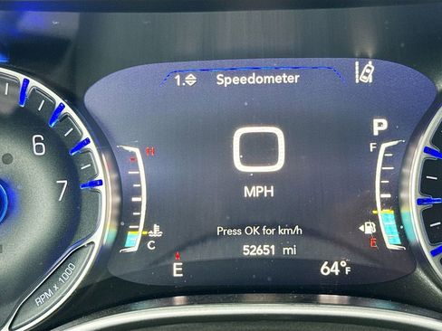 Used 2024 Chrysler Pacifica Touring-L image 11