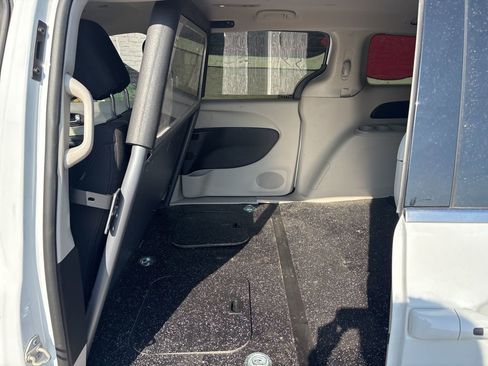 Used 2023 Chrysler Voyager LX image 19