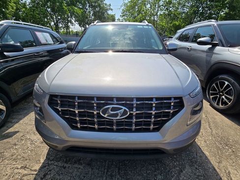 Used 2025 Hyundai Venue SEL FWD image 2
