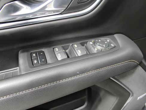 Used 2023 Chevrolet Suburban Premier image 7