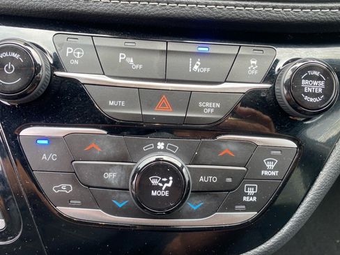 Used 2024 Chrysler Pacifica Premium FWD image 13