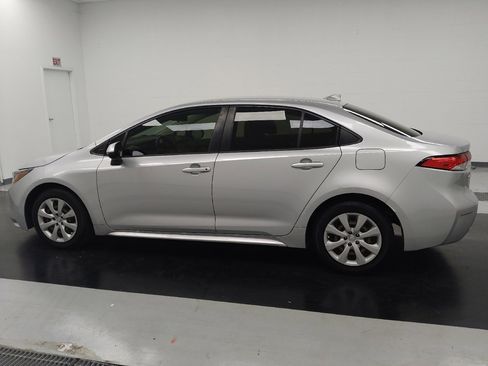 Used 2022 Toyota Corolla LE FWD image 3