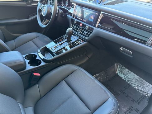 Certified 2025 Porsche Macan image 18