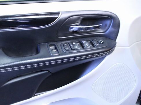 Used 2018 Dodge Grand Caravan SXT image 11