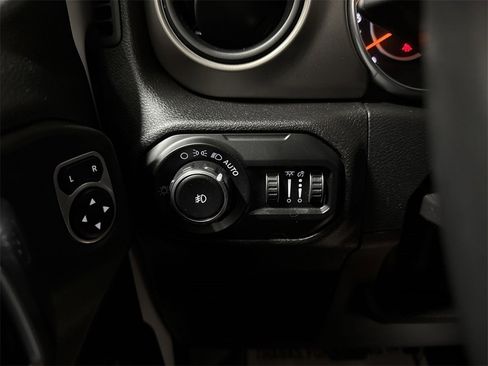 Used 2018 Jeep Wrangler Unlimited Sport S image 17