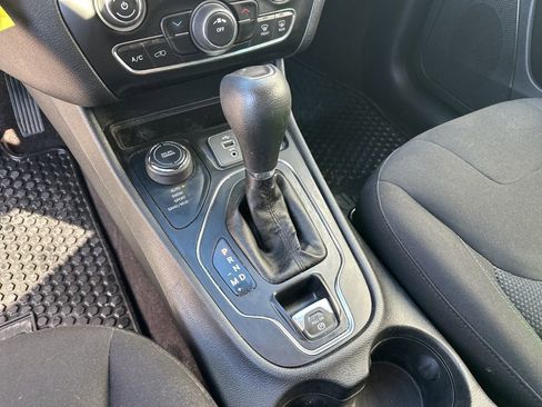Used 2019 Jeep Cherokee Latitude w/ Cold Weather Group image 16