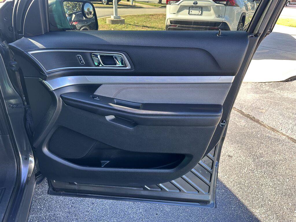 Used 2017 Ford Explorer XLT w/ Equipment Group 202A AWD/4WD image 10