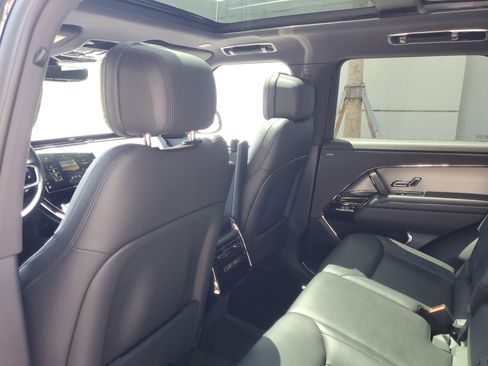 Used 2025 Land Rover Range Rover Sport SE image 12