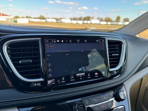 Used 2023 Chrysler Pacifica Limited image 25