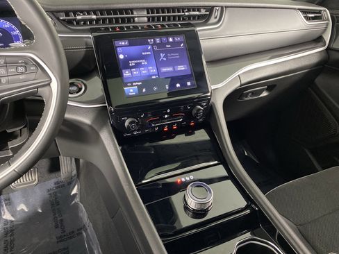 Used 2023 Jeep Grand Cherokee Altitude image 28