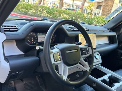 Used 2025 Land Rover Defender 110 X-Dynamic SE image 4
