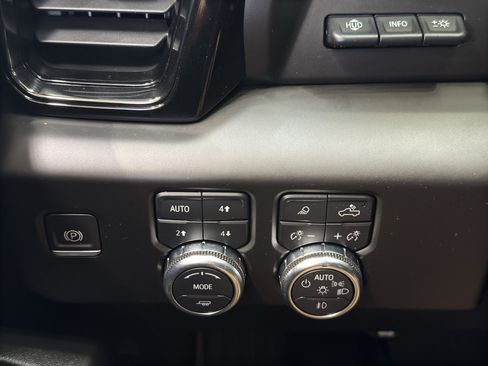 Used 2022 GMC Sierra 1500 AT4 w/ AT4 Premium Package AWD/4WD image 40