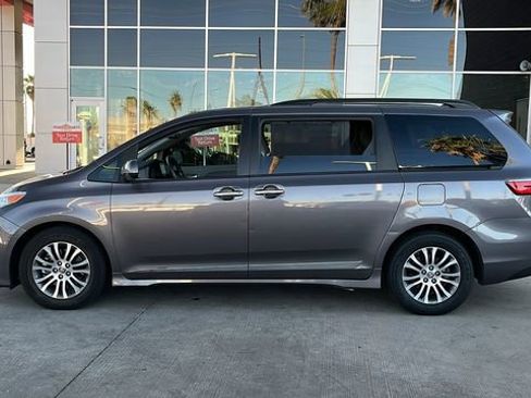 Used 2020 Toyota Sienna XLE Premium w/ Carpet Mat Package FWD image 3