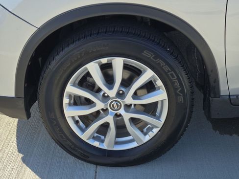 Used 2020 Nissan Rogue SV FWD image 11