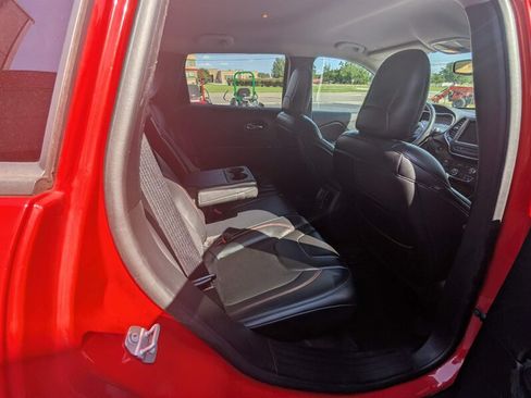 Used 2019 Jeep Cherokee Trailhawk w/ Cold Weather Group AWD/4WD image 10